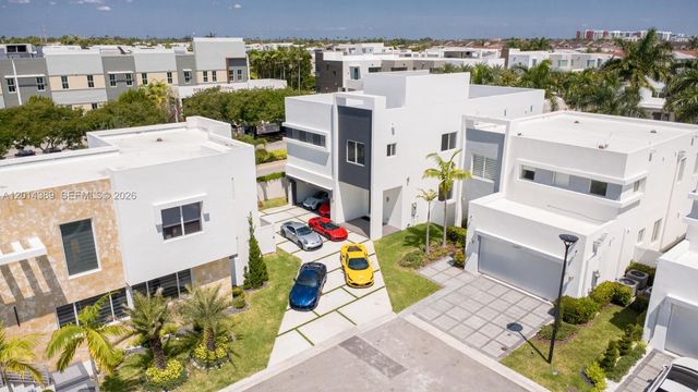 10381 NW 67th Ter, Doral, FL 33178