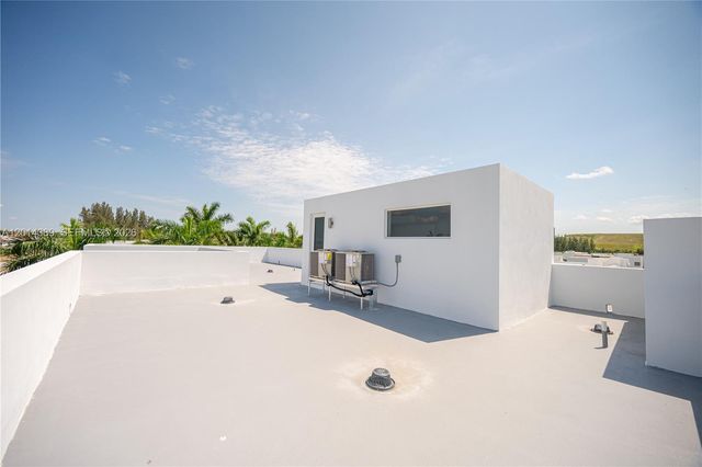 10381 NW 67th Ter, Doral, FL 33178
