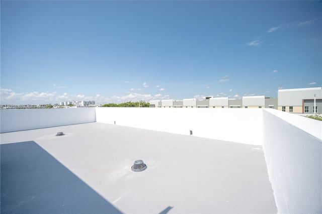 10381 NW 67th Ter, Doral, FL 33178