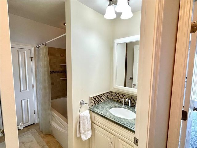 57 Green Street, Portsmouth, RI 02871
