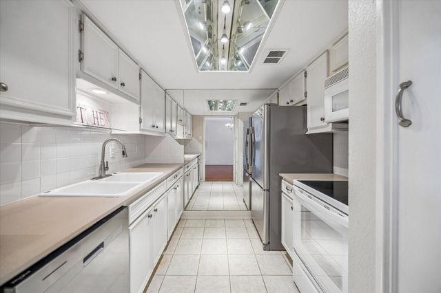 2238 S Piney Point Road 204, Houston, TX 77063