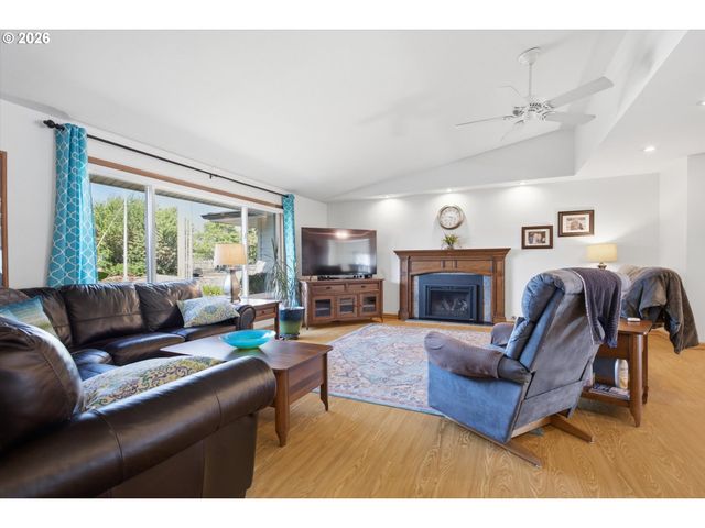 3562 Se CEDAR St, Hillsboro, OR 97123