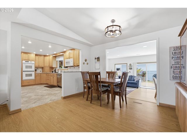 3562 Se CEDAR St, Hillsboro, OR 97123