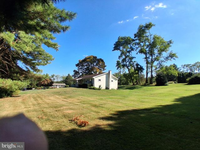 84 WEAVERTOWN LN, Douglassville, PA 19518