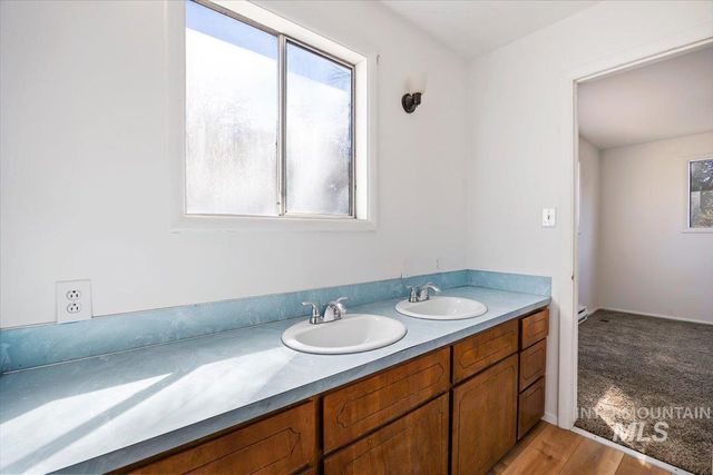342 W Railroad Ave, Hansen, ID 83334