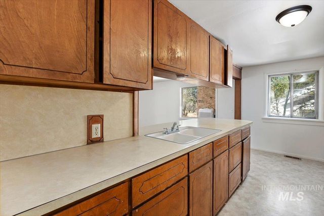 342 W Railroad Ave, Hansen, ID 83334