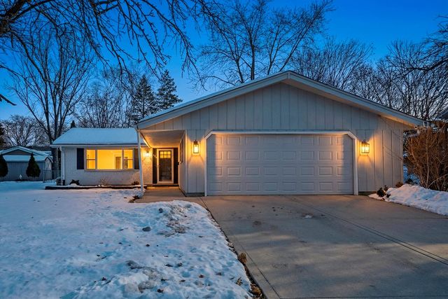 511 S Walnut Lane, Schaumburg, IL 60193