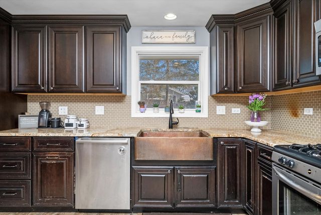 511 S Walnut Lane, Schaumburg, IL 60193