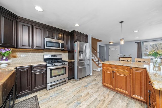 511 S Walnut Lane, Schaumburg, IL 60193