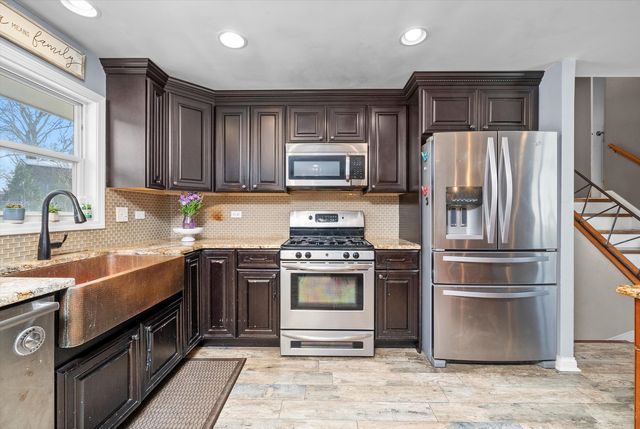 511 S Walnut Lane, Schaumburg, IL 60193