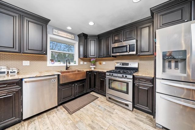 511 S Walnut Lane, Schaumburg, IL 60193