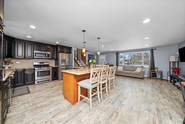 511 S Walnut Lane, Schaumburg, IL 60193