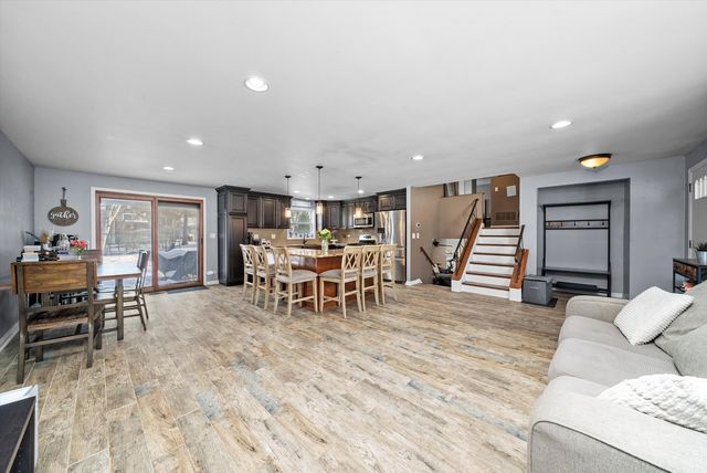 511 S Walnut Lane, Schaumburg, IL 60193