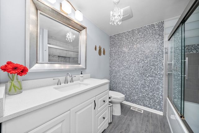 511 S Walnut Lane, Schaumburg, IL 60193