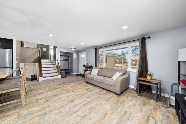 511 S Walnut Lane, Schaumburg, IL 60193