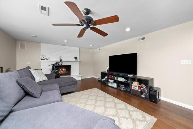 511 S Walnut Lane, Schaumburg, IL 60193