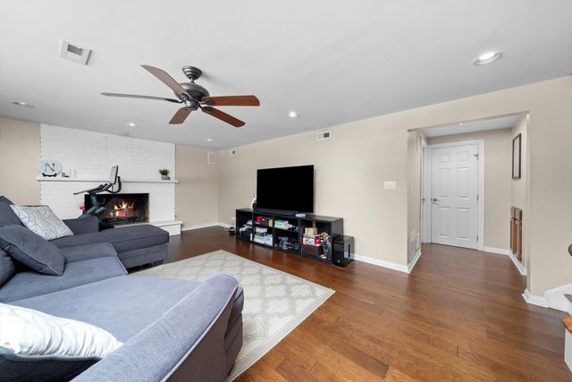 511 S Walnut Lane, Schaumburg, IL 60193