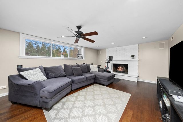 511 S Walnut Lane, Schaumburg, IL 60193