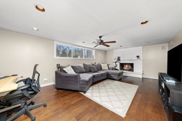 511 S Walnut Lane, Schaumburg, IL 60193