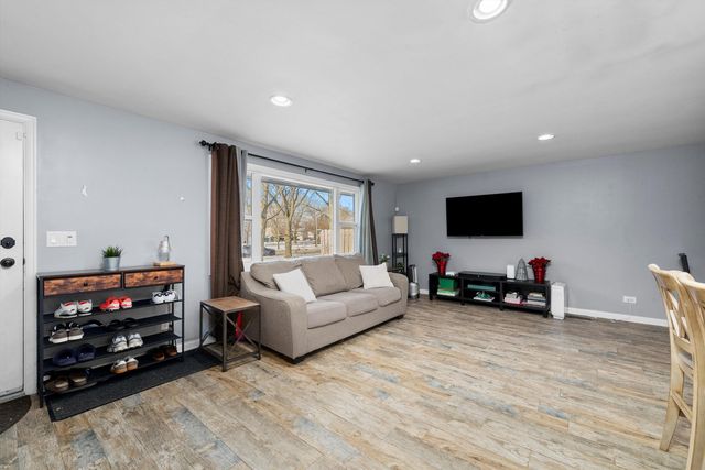 511 S Walnut Lane, Schaumburg, IL 60193