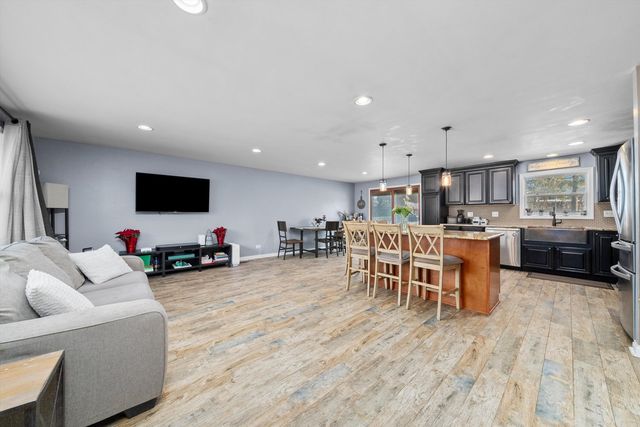 511 S Walnut Lane, Schaumburg, IL 60193