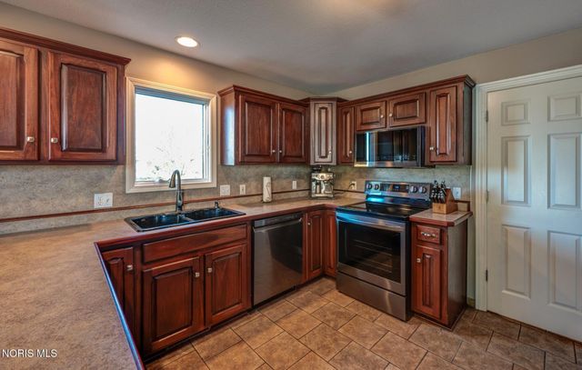 1800 Timber Ridge Drive, Bowling Green, OH 43402