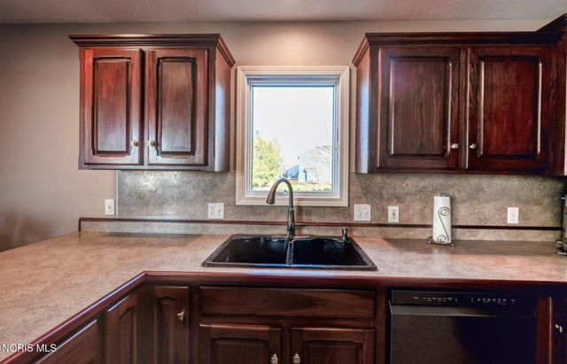 1800 Timber Ridge Drive, Bowling Green, OH 43402