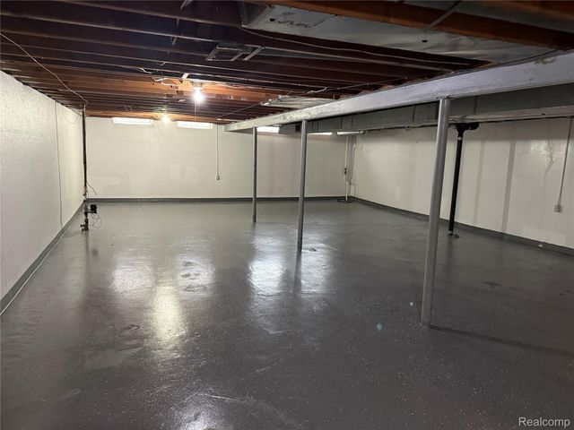 2501 King Road, Trenton, MI 48183