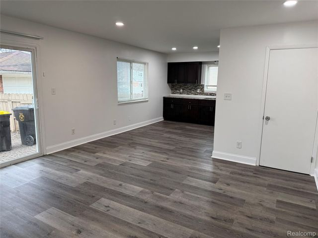 2501 King Road, Trenton, MI 48183