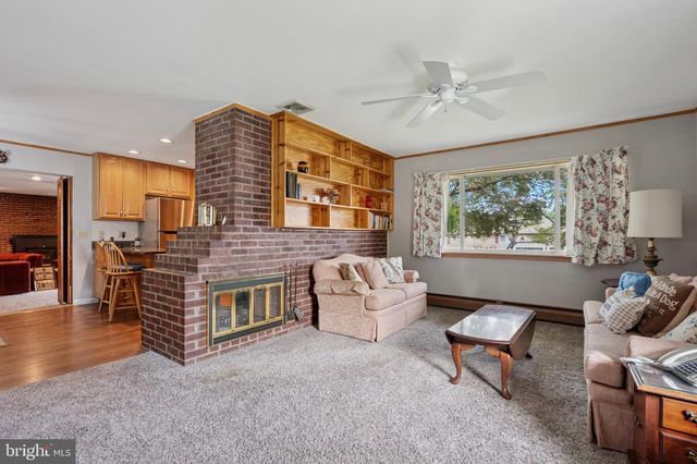 12 OLD POND RD, Levittown, PA 19057