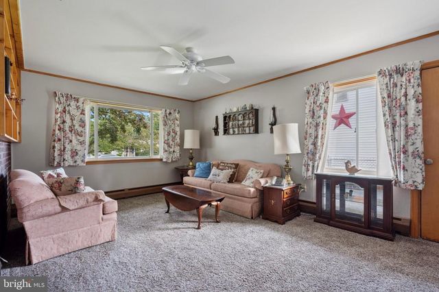 12 OLD POND RD, Levittown, PA 19057