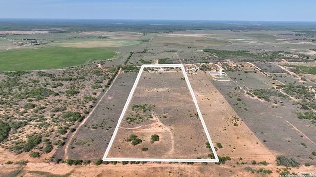 2004 CR 3000, Pearsall, TX 78061