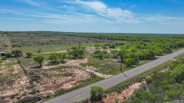 2004 CR 3000, Pearsall, TX 78061