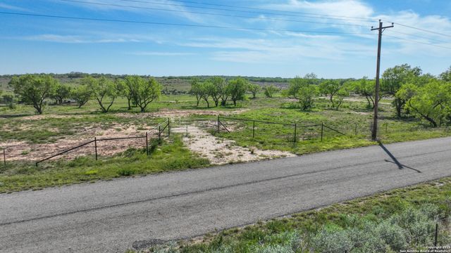 2004 CR 3000, Pearsall, TX 78061