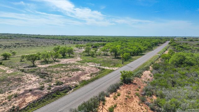 2004 CR 3000, Pearsall, TX 78061