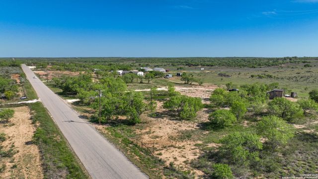 2004 CR 3000, Pearsall, TX 78061
