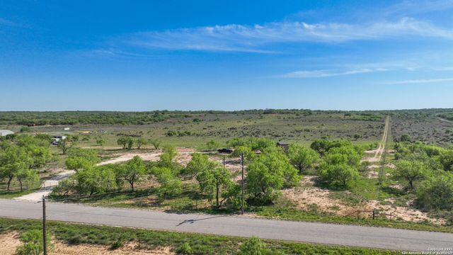 2004 CR 3000, Pearsall, TX 78061