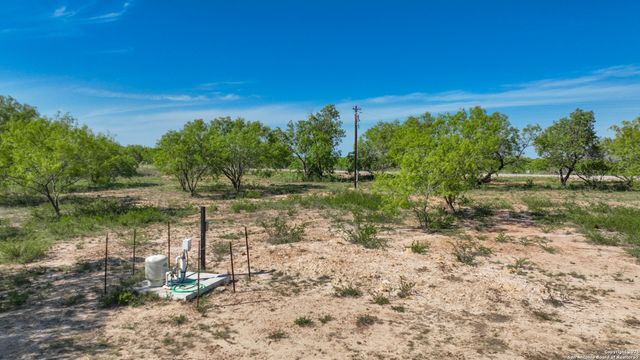 2004 CR 3000, Pearsall, TX 78061