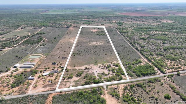 2004 CR 3000, Pearsall, TX 78061