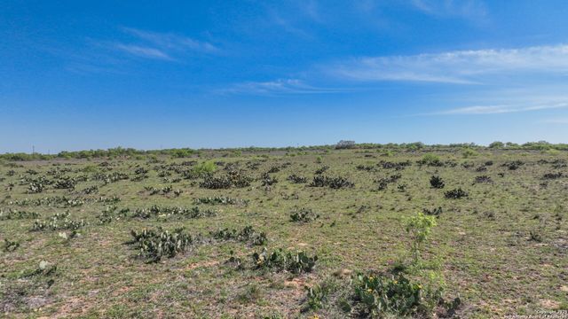 2004 CR 3000, Pearsall, TX 78061