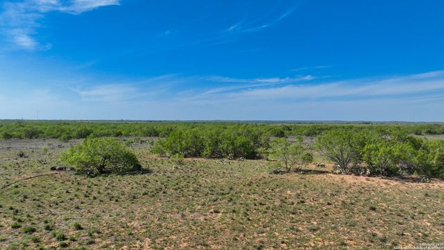 2004 CR 3000, Pearsall, TX 78061