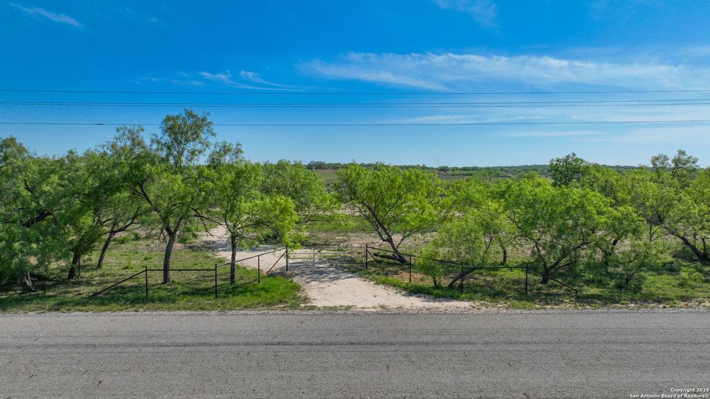 2004 CR 3000, Pearsall, TX 78061