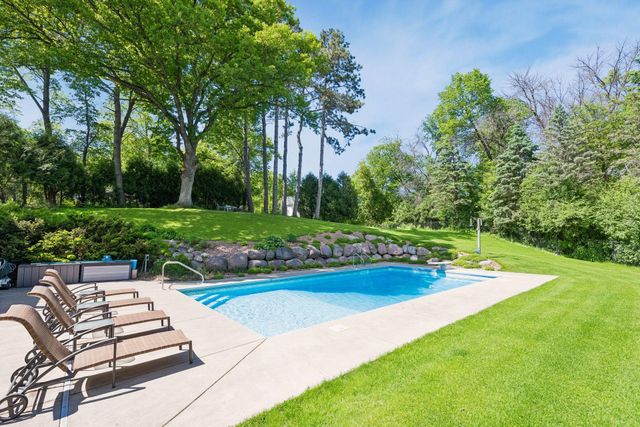 13920 Mcginty Road E, Minnetonka, MN 55305