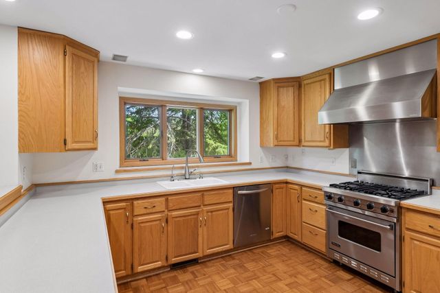13920 Mcginty Road E, Minnetonka, MN 55305