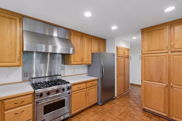 13920 Mcginty Road E, Minnetonka, MN 55305