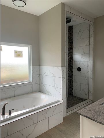 109 W Magnolia Cir, La Vernia, TX 78121