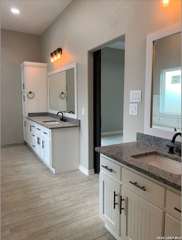 109 W Magnolia Cir, La Vernia, TX 78121