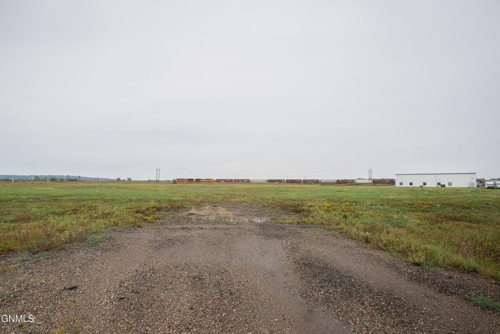 1351 Saber Loop, Bismarck, ND 58504 photo 10