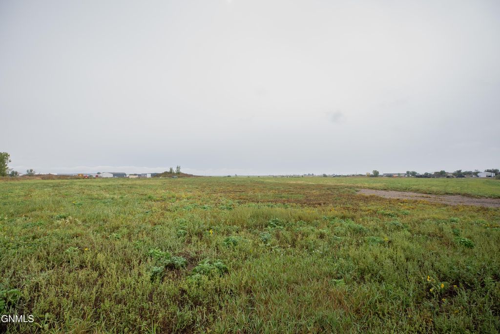 1351 Saber Loop, Bismarck, ND 58504 photo 5