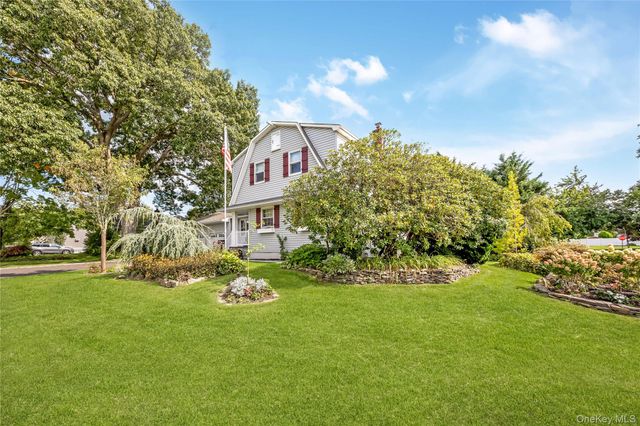 60 Jaycox Avenue, Islip, NY 11751